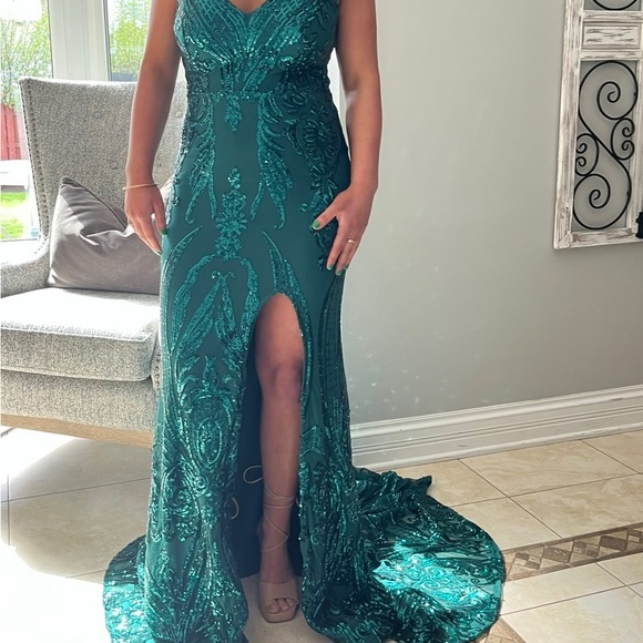 Beautiful emerald green sequin dress with train. - Picture 4 of 7